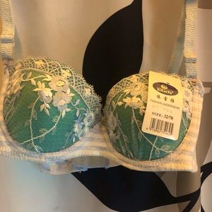 Women size 32B push up bra with floral design
